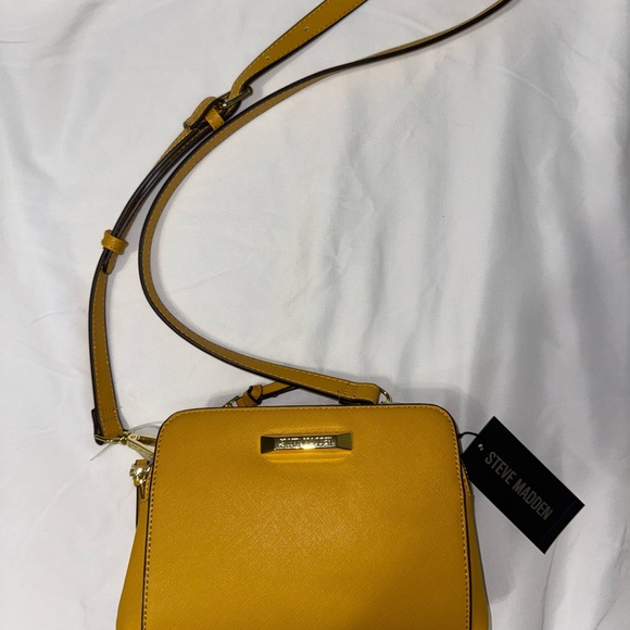 NWT Steve Madden Blannis Mustard Crossbody Bag with Silver Detail - Picture 3 of 5